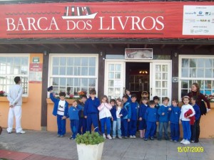 Estudantes visitando a biblioteca Barca dos Livros, em Florianópolis.