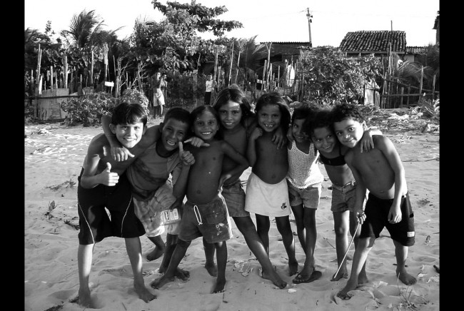 Crianças na comunidade Goiabeira, em Fortaleza. DVeras, 2004.