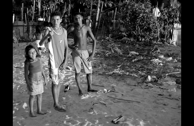 Crianças na comunidade Goiabeira, em Fortaleza. DVeras, 2004.