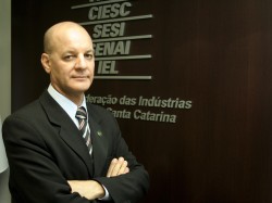 Natalino Uggioni, superintendente do IEL-SC